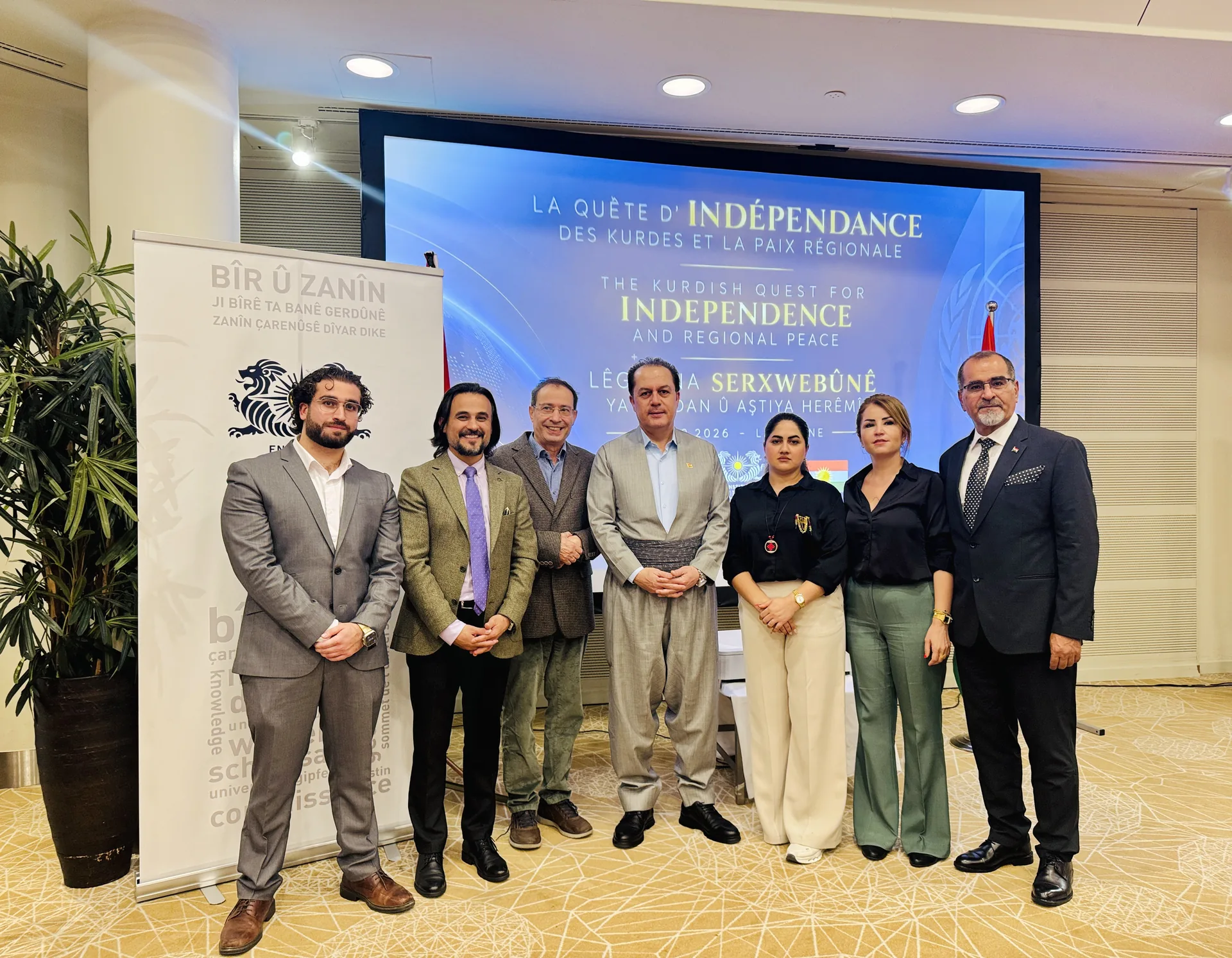 Wêneya komî ya axavtvan û organîzatorên Konferansa Serxwebûnê, Lozan